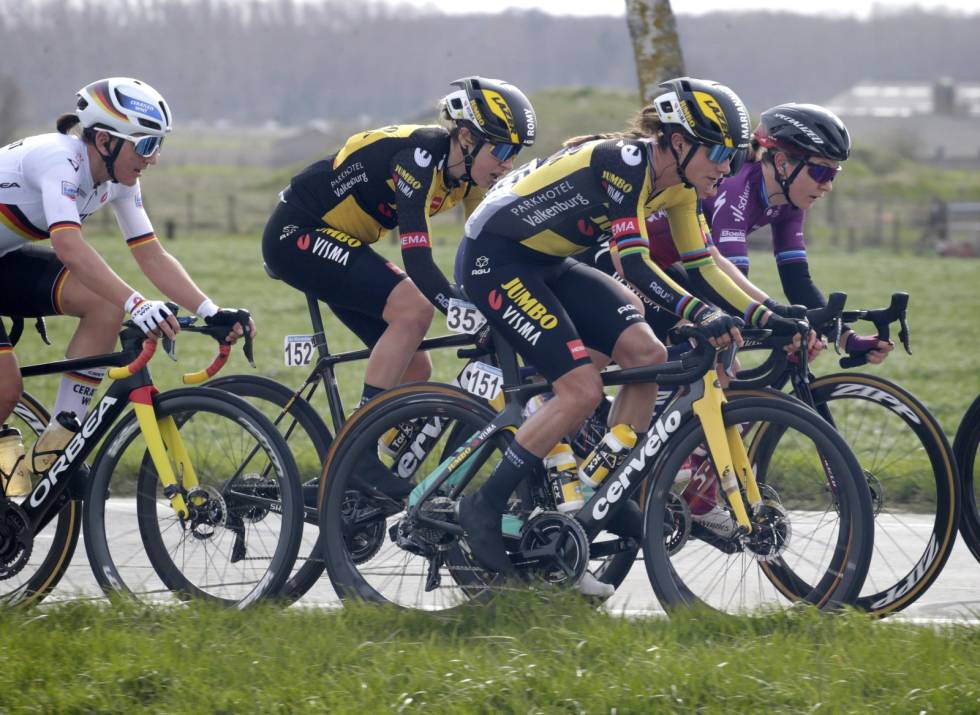 MARIANNES SYKKEL: Også Marianne Vos velger Cervelo S5 i krevende ritt. Foto: Corvos Marianne Vos Cervelo S5