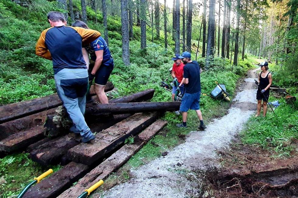 DUGNADSBASERT: Det er lagt ned flere hundre dugnadstimer for å tilrettelegge stiene som inngår i Maridalsrunden. Foto: Maridalsrunden Maridalsrunden dugnad