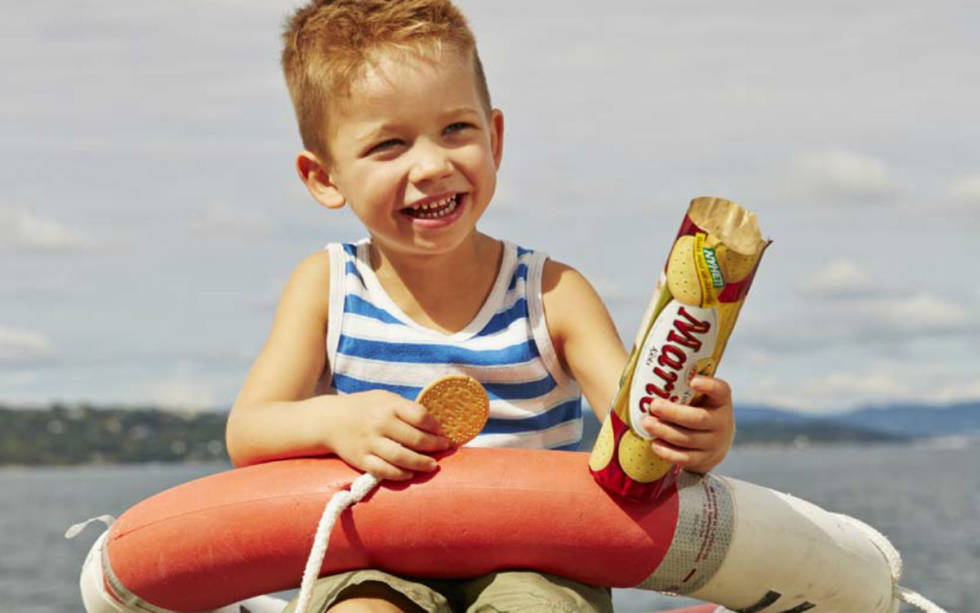 GAMMEL REKLAME: Ikke en gang barn ble spart for mariekjeks på 60-tallet i Sætres reklamekampanjer. Foto: Orkla. mariekjeks-sætre