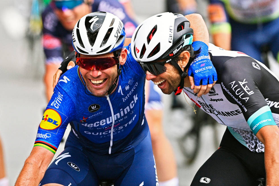 GLEDE: Det var flere som gledet seg på Mark Cavendish' vegne. Her omfavnes han av Team BikeExchange-rytter Michael Matthews etter målgang. Foto: Cor Vos mark cavendish, tour de france(2)