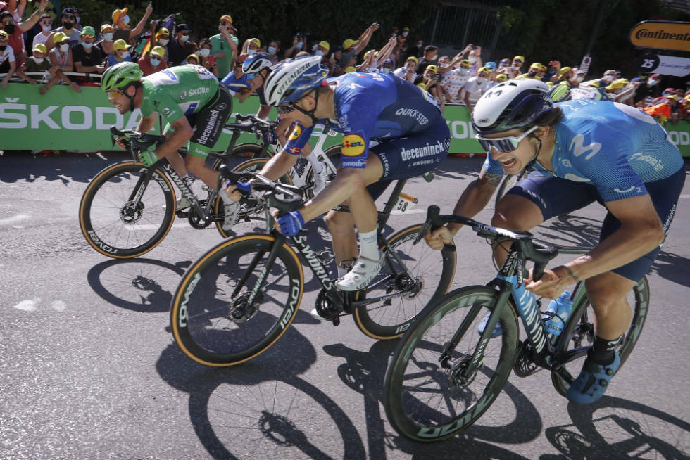 ØYEBLIKKET: Her tar Mark Cavendish teten på den 13. etappen og sikrer seieren som gjør han historisk. Foto: Cor Vos mark cavendish, tour de france(3)