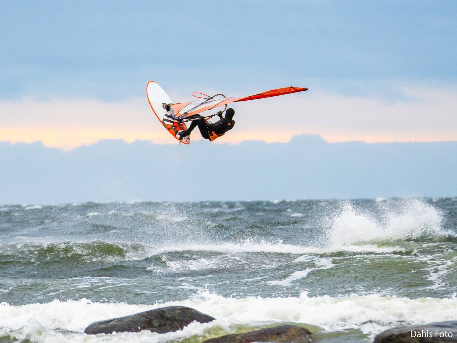 SALTOKONGEN: Markus Allen er kjent for sine strøkne saltoer. Skal det bli en salto ut av dette hoppet, så blir den lovlig sen, av den fremoverorienterte varianten. Bilde: Ane Dahl Kristengård Markus Allen Windsurfing saltstein