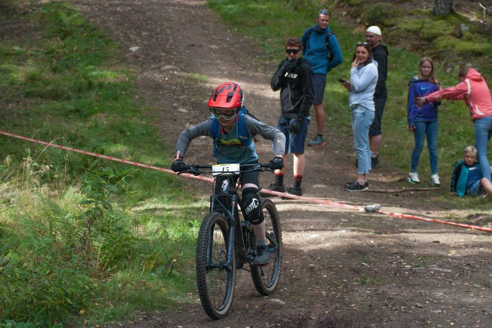 Markus Kristoffersen i fin stil på en av sine to etapper i klassen gutter 10 år. Foto: Tobias Bjerknes NIttedal Ungdomsenduro 2020