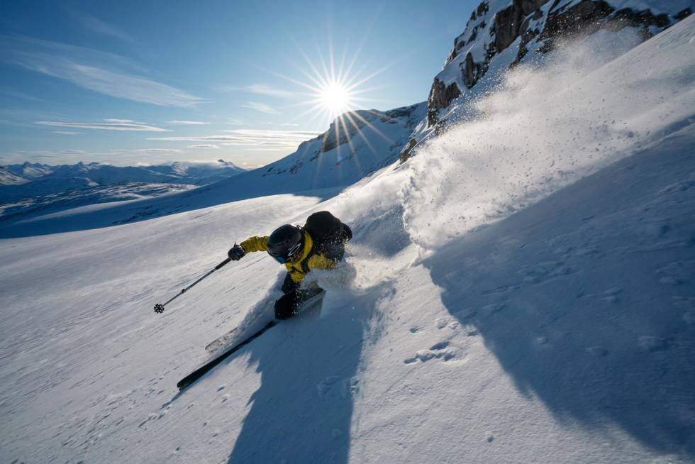 NYKJØRTE LØYPER: Marthe på vei ned fra Steindalsnosi i Jotunheimen – et område hun etter hvert har vært mye på ski i. Foto: Martin Andersen Marthe-Kristoffersen-3