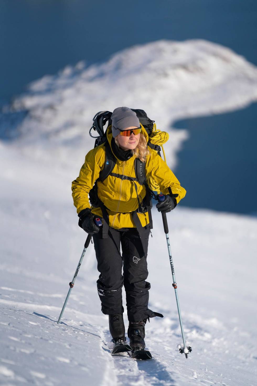 PÅ VEI OPP: Marthe på vei opp Steindalsnosi. Som tidligere eliteløper i en utholdelselsesidrett er det ikke uvanlig at hun går først opp fjellet. Foto: Martin Andersen Marthe-Kristoffersen-4