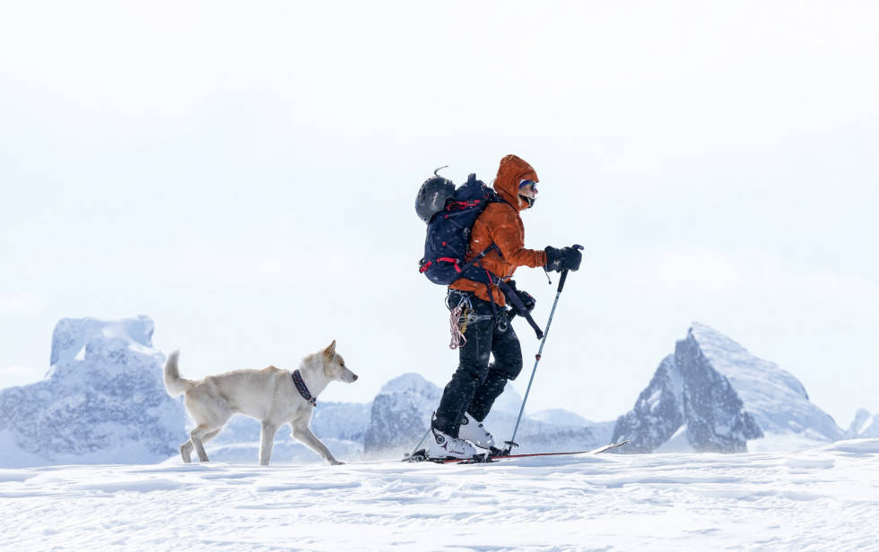 VESLEFJELL: Marthe på vei opp Veslefjellet. Bak følger fotografens hund Sjogg. Foto: Martin Andersen Marthe-Kristoffersen-5