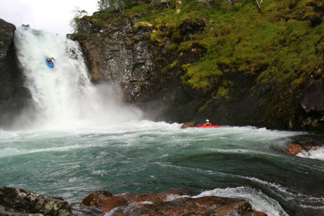 EKSPERT: Martin Vollen er en av Norges beste elvepadlere. Her setter han utfor fossen i Jordalselva på Voss -med stilen i behold. Foto: Tore Meirik EKSPERT: Martin Vollen er en av Norges beste elvepadlere. Her setter han utfor fossen i Jordalselva på Voss -med stilen i behold. Foto: Tore Meirik