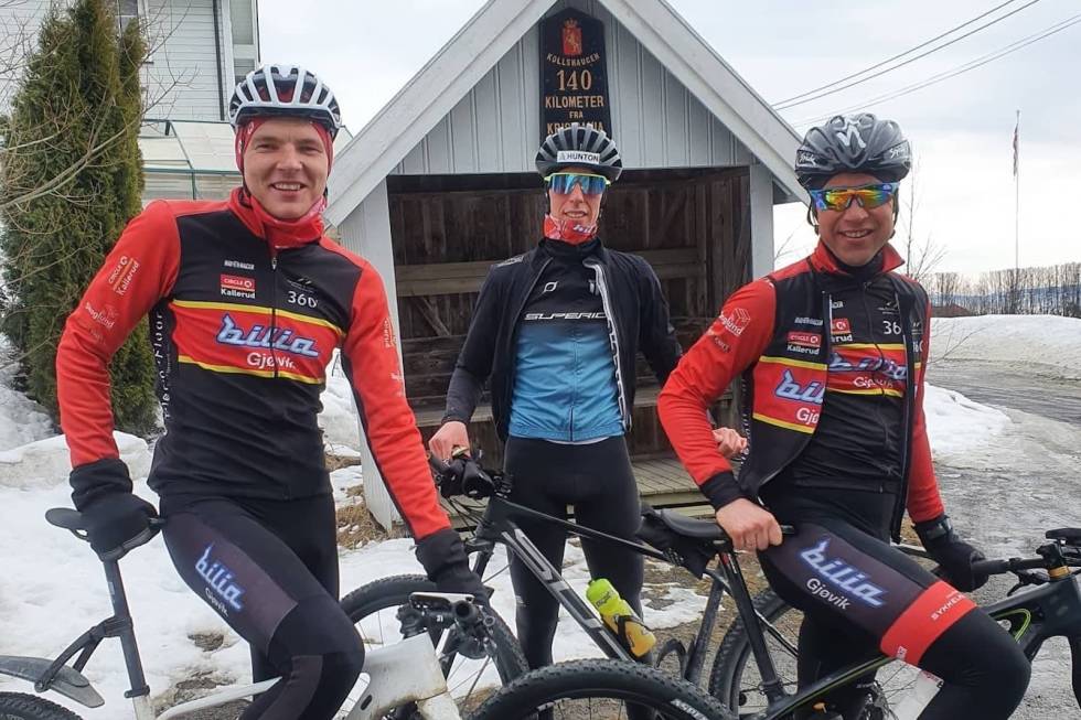 KONKURRANSE: Roar Sollie (til høyre) får ekstra mye ut av bakkedragene på Gjøvik-runden når han kjører økta med gode treningskompiser. Her med Martin Røste Omdahl (til venstre) og Odd Erlend Hansen Berg (bak). Foto: Jan Olav Beitmyren Treningsøkt om våren på Kollshøgda