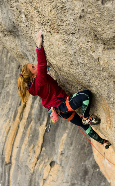 Martina på «Dures limites», 8c, Céüse. Foto: Malik Schirawski klatring martina demmel