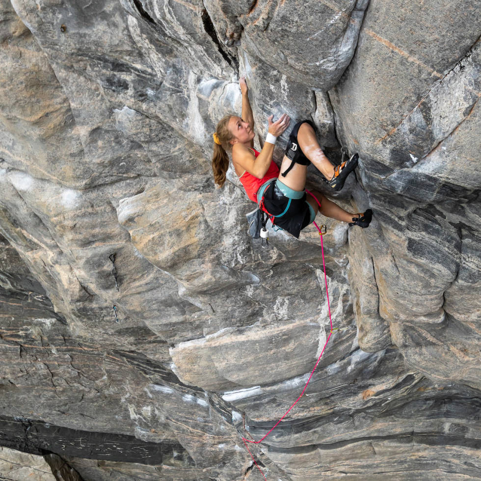 I FLATANGER: Andrine på en tidligere tur i Flatanger på ruta Massih Attack (8a+). Foto: Henning Wang Massih-Massiv Attack-7