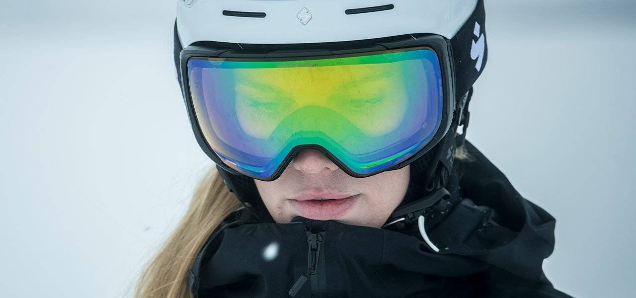 SOM EN ENHET: Det er konflikter og glipper når brille og hjelm passer sammen. Slik skal en bra match mellom hjelm og goggle se ut