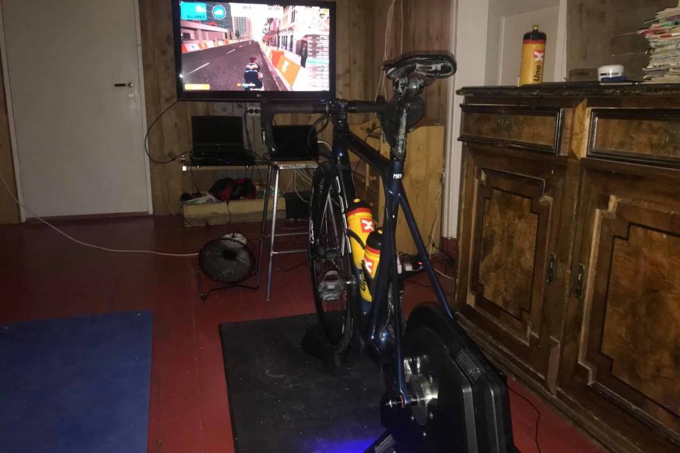 ZWIFT-HULE: Mathias Skretteberg har rigget seg til i stua med surround-sound, og 50-60-tommers skjerm. ZWIFT-HULE: Mathias Skretteberg har rigget seg til i stua med surround-sound, og 50-60-tommers skjerm. Mathias Skretteberg Zwift-hule