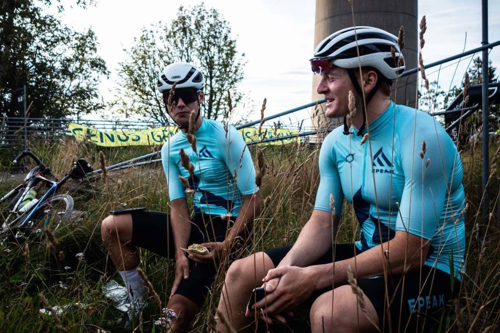 PALLKAMERATER: Klubbkollegaene Mathias Sundquist og Ole Jacob Haugen fra IK Hero før Genus Open 2020, der de for anledningen syklet for EPEAK. Foto: Jarle Wathne Johansen Mathias Sundquist og Ole Jacob Haugen før Genus Open 2020