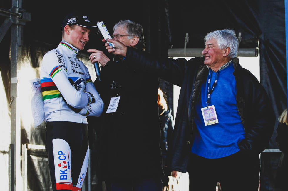 LEGENDER: Mathieu van der Poel, Tour de France-speaker i 35 år Daniel Mangeas og Raymond Poulidor. Foto: Cor Vos. mathieu-van-der-poel-2