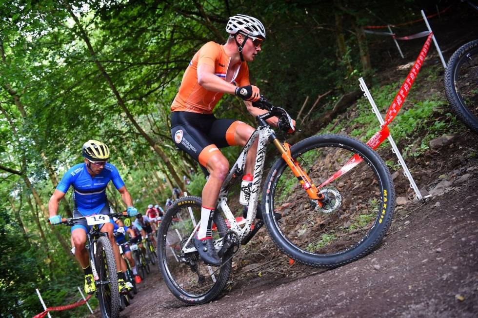 KARBON TIL ALT: Karbonstyrer brukes også i rundbane terreng og utfor, uten problemer. Foto: Cor Vos. mathieu-van-der-poel