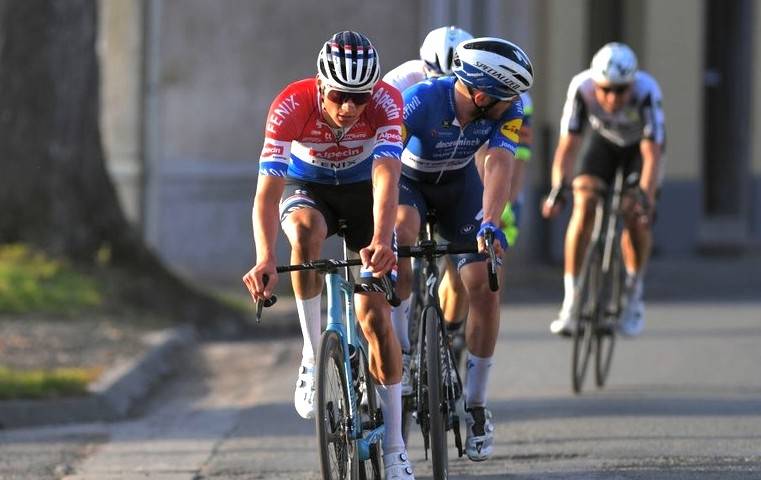 SKADEN SKJEDD: På dette tidspunktet satt styret til Van der Poel nok sammen til at han kunne holde fast i hendelen. Det varte ikke lenge. Foto: Cor Vos. mathieu-van-der-poel