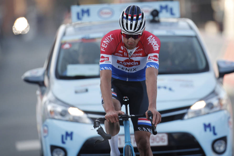 ØDELAGT STYRE: Mathieu van der Poels styre knakk i finalen, og nederlenderen gjorde et siste opptrekk for Merlier uten en fast hendel. Foto: Cor Vos mathieu van der poel alpecin-fenix le samyn