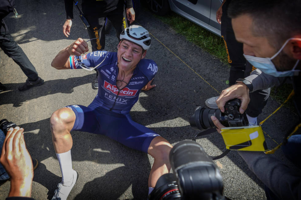 JUBEL: Mathieu van der Poel var overlykkelig etter å ha triumfert på Tourens andre dag. Foto: Cor Vow mathieu van der poel, alpecin-fenix, tour de france, gul trøye(2)