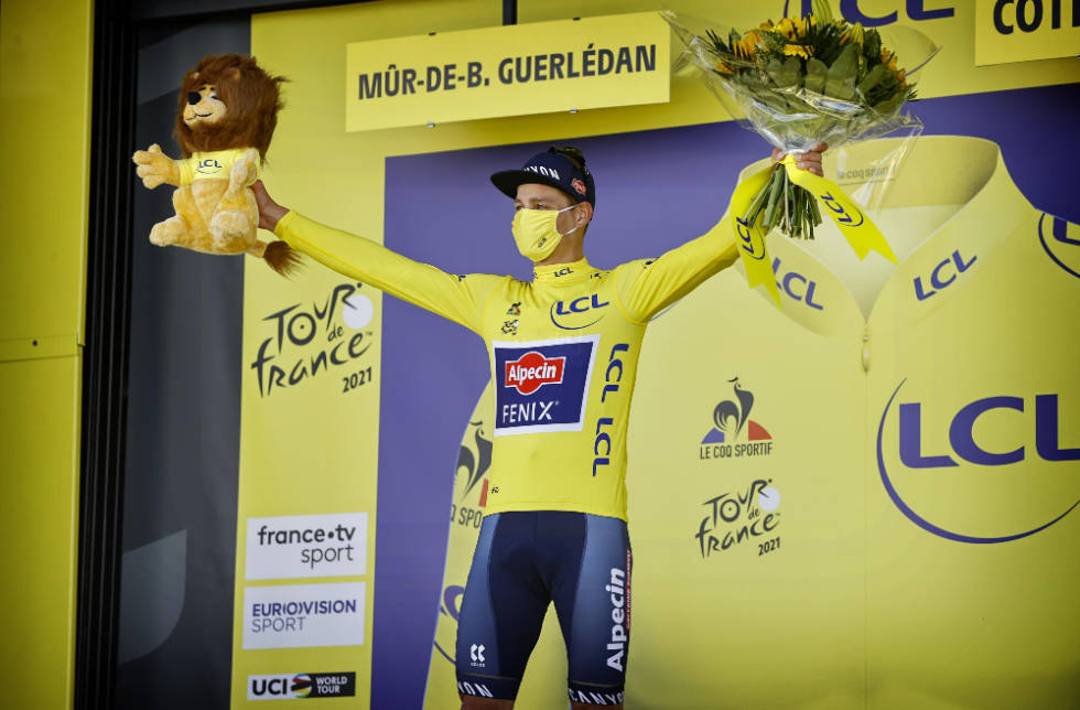 MAILLOT JAUNE: Mathieu van der Poel for første gang i gul trøye. Foto: Cor Vows mathieu van der poel, alpecin-fenix, tour de france, gul trøye