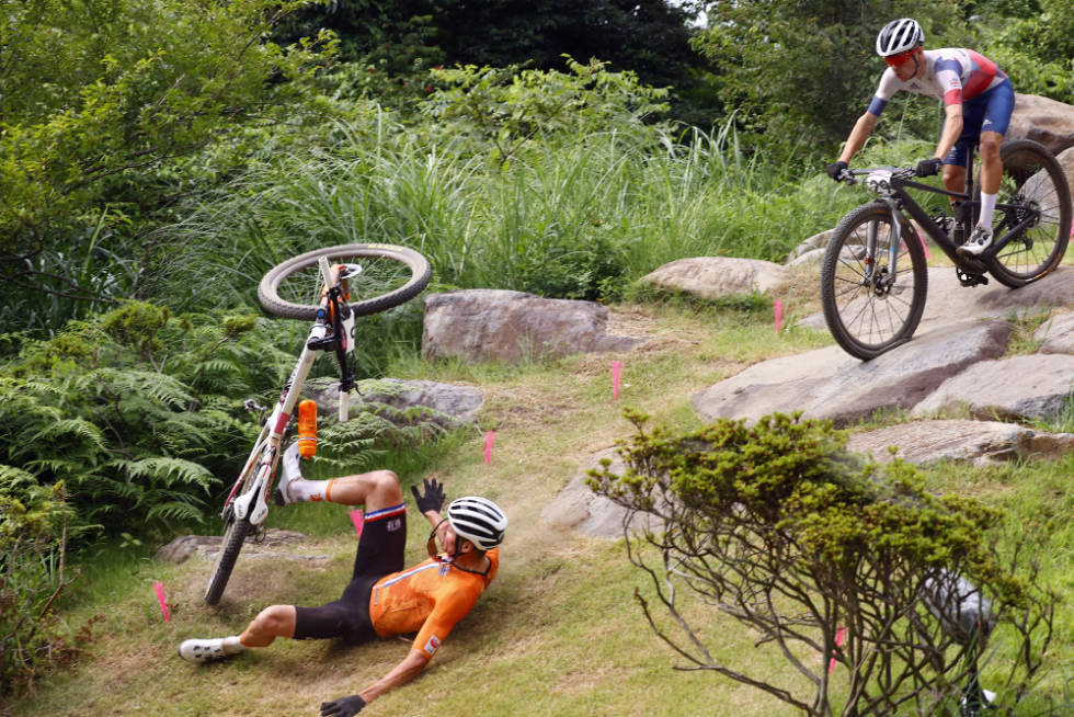STUPTE: Her ruller Van der Poel av gårde ned fra droppet. Foto: Cor Vos mathieu van der poel, ol i terreng, tokyo(1)