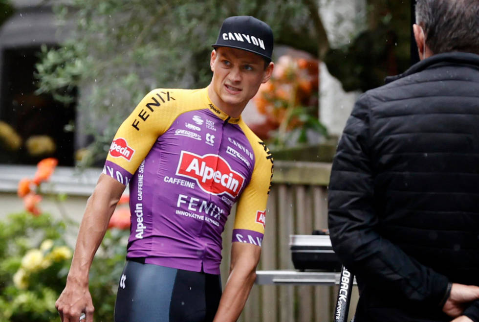 TRØYE FOR ÉN DAG: Dette er altså trøyen Van der Poel og Alpecin-Fenix ikler seg på første etappe av årets Tour de France. Foto: Cor Vos mathieu van der poel tour de france 2021(1)