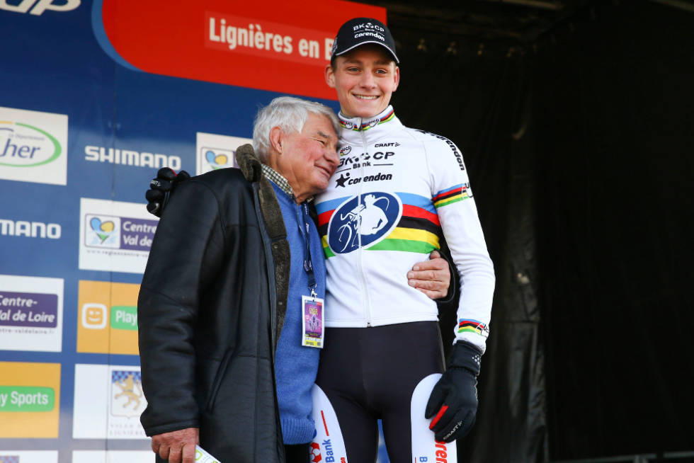 NÆRT FORHOLD: Her er Poulidor på podiet sammen med Van der Poel under en verdenscup i sykkelkross i 2016. De to hadde et tett forhold. Foto: Cor Vos mathieu van der poel tour de france 2021 raymond poulidor