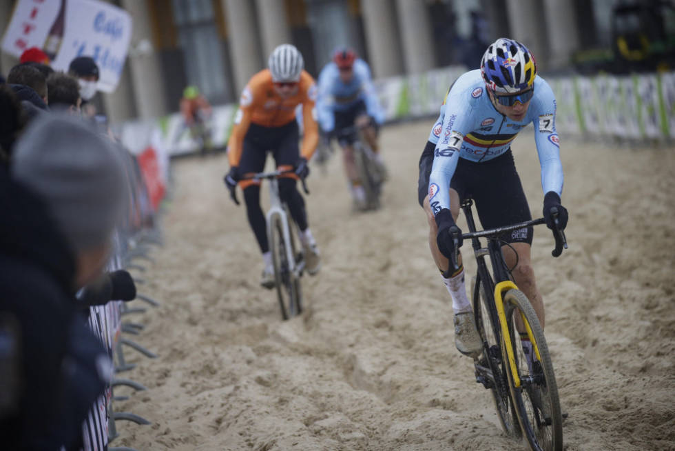 I LEDELSEN: Wout van Aert fikk en luke på Mathieu van der Poel tidlig i rittet. Foto: Cor Vos mathieu van der poel-wout van aert-vm i sykkelkross-cyclocross2