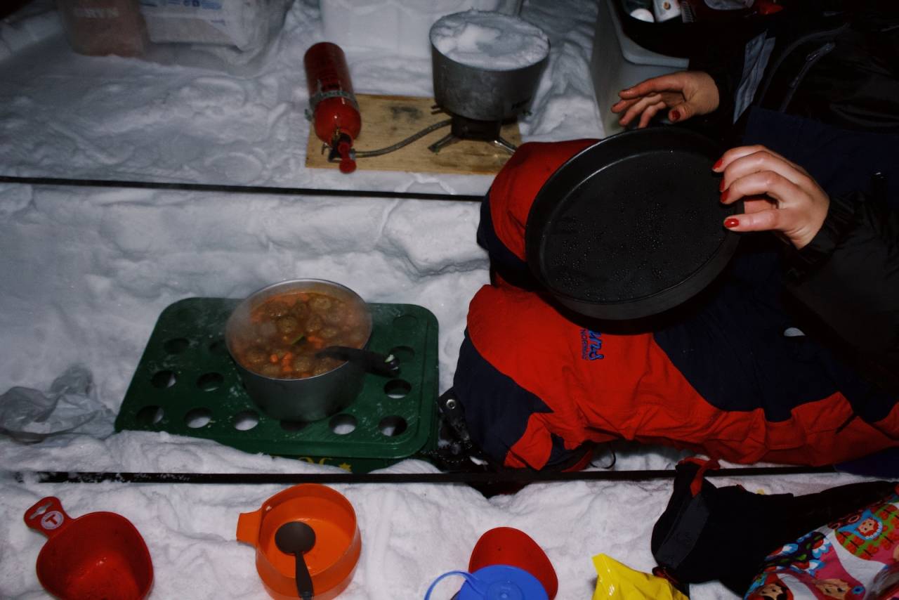 MATLAGING: Det blir mange morsomme middager på tur. Foto: Sunniva Sørheim matlaging på langtur