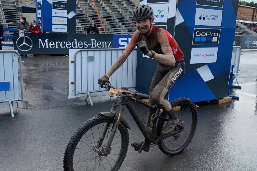 INNFRIDDE: Mats Tubaas Glende disponerte løpet i den gjørmete, glatte løypa i Nove Mesto nærmest perfekt og var i mål som nummer 11. Foto: Eddy Knudsen Storsæter Mats Tubaas Glende verdenscup Nove Mesto 2021