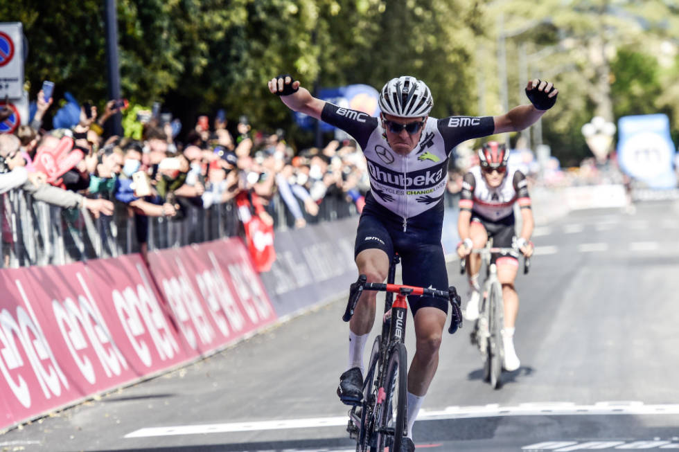 STOR TRIUMF: Mens sammenlagtkanonene dengte løs på hverandre, stakk den 21 år gamle sveitseren Mauro Schmid (Qhubeka-Assos) av med karrierens største seier. Foto: Cor Vos mauro schmid giro d'italia qhubeka-assos