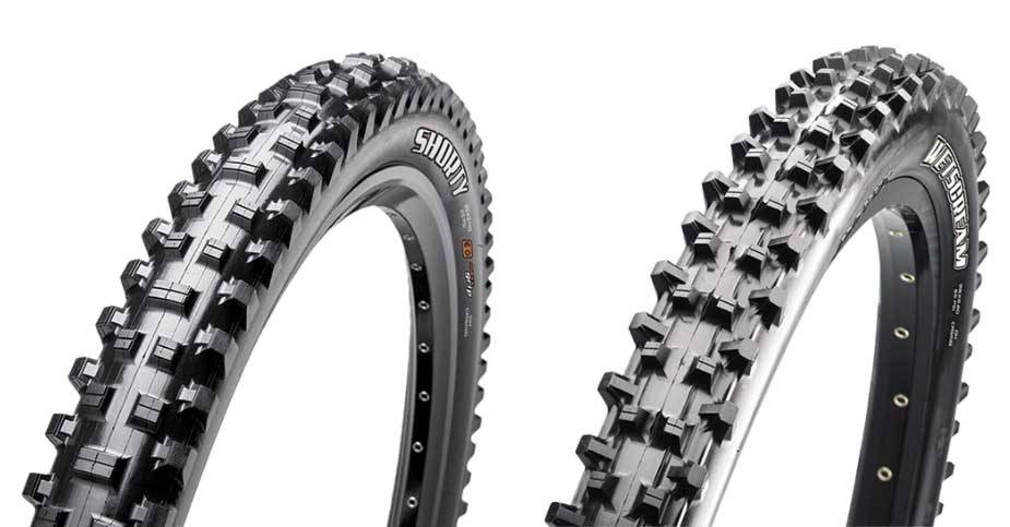 SPIKES: Både Maxxis Shorty (til venstre) og Maxxis Wet Scream er typiske gjørmedekk, som kan egne seg godt i skikkelig våte og gjørmete forhold. Allround-egenskapene er dog ikke like gode. Foto: Maxxis maxxis wet scream gjørmedekk