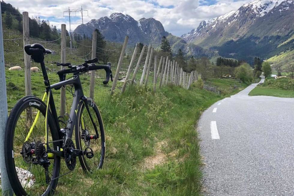 BRATTERE: Når Vidar og Kjetil Mehl måtte legge om løypa fra friidrettsbanen til landevei, ble det brått flere høydemeter. 24-timers rekord i Rosendal