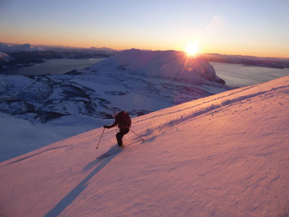 Lillian Dramsdahl i solnedgang på Mellatinden, Drangen. Mellantinden-Rolla-3