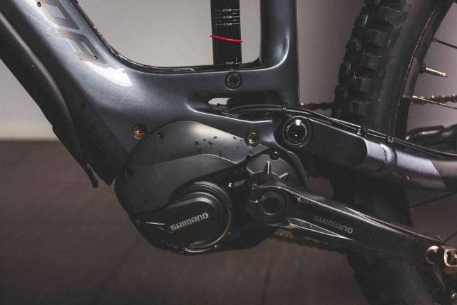 STANDARDEN: Shimano har tatt over hegemoniet fra Bosch etter at de oppgraderte Steps E8000. Nå med muligheten til integrert batteri i ramma, samt funksjonell trykk-knapp-betjening. Shimano Steps E8000