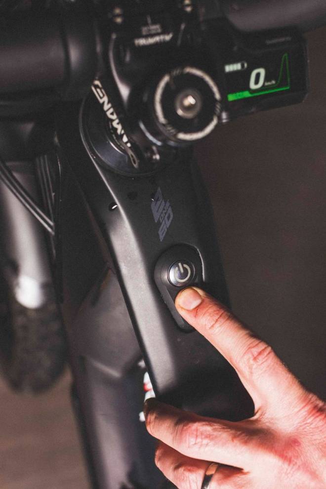 AV OG PÅ: Med av og på-bryter på overrøret får du lett start på Shimano-motoren. Shimano Steps E8000