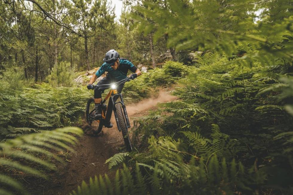 SCANDO-FLICK: Det norske E-Mtb-markedet har tatt av. Merida markerer det med en speedway-inspirert scando-flick utført av enduro-proffen Toni Ferreiro Merida E-OneSixty