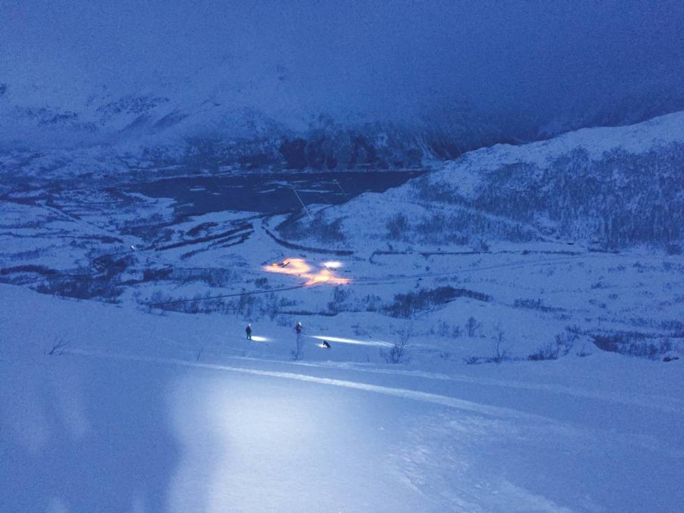Middagstinden er lett tilgjengelig men husk at her har det gått skred som har begravd folk i Tverrelva, så ta forhåndsregler. Middagsfjellet-Kvæfjord-Sortland-2