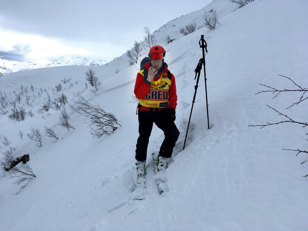 I Bjørndalen har det gått mange skred og flere store. Ta hensyn til dette. På bildet er forfatteren i aksjon som del av sikkerhets-teamet Andørja Freeride. Foto: Morten Bie Middagstinden-Andørja-2