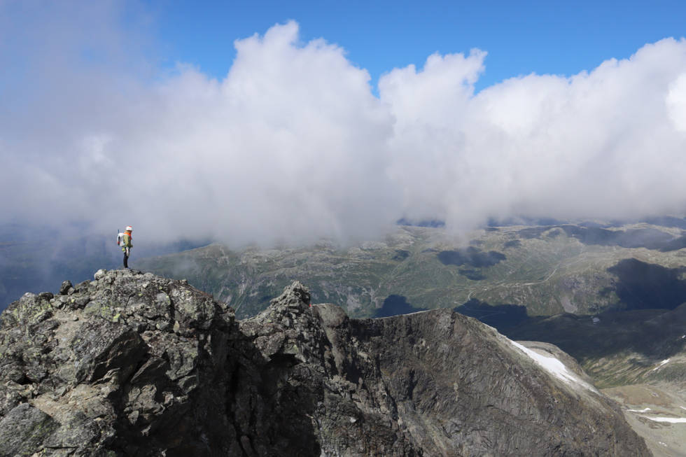 HISTORISK OMRÅDE: Artikkelforfatteren nyter utsikten fra et punkt på ryggen like nord for Store Dyrhaugstind. Foto: Siv-Elin Skogen DYRhaugsryggen Hurrungane Jotunheimen