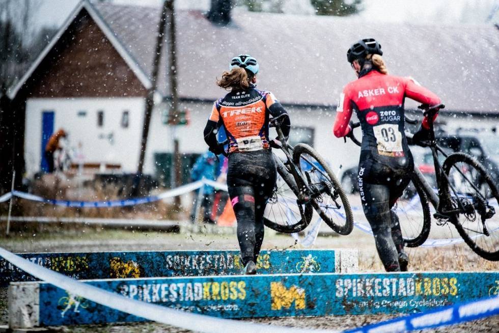 LØPETUR: Elisabeth Sveum og Mie Bjørndal Ottestad løper om kapp. Til det kreves gode sko. Foto: Henrik Alpers. Mie Ottestad Bjørndal