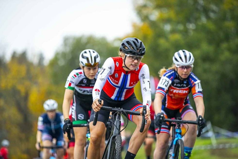 TETT: Mie Bjørndal Ottestad tok starten foran Elisabeth Sveum på Føykakross. Foto: Pål Westgaard Mie Bjørndal Ottestad foran Elisabeth Sveum på Føykakross 2020