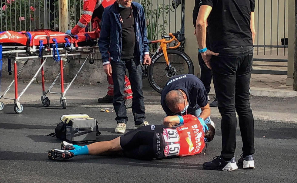 I STORE SMERTER: Mikel Landa ble liggende på bakken etter velten. Foto: Cor Vos mikel landa giro d'italia(1)
