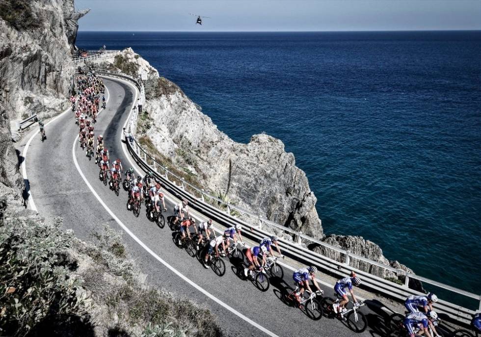 VAKKERT: Rittet følger kystlinjen langs det liguriske havet. Foto: Cor Vos milano-sanremo det liguriske havet landevei