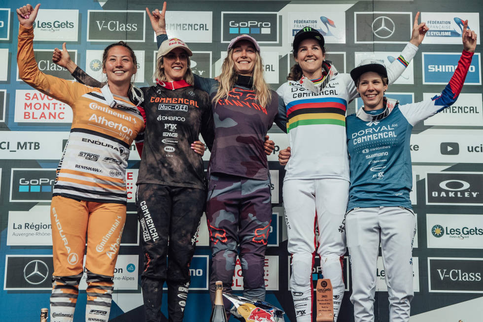 VERDENSCUP-PALLEN: Mille Johnset (til venstre) var på pallen i verdenscupen for første gang som senior. Tahnee Seagrave (midten) vant rittet, foran Nicole Myriam og Camille Balanche, mens Monika Hrasnik (til høyre) ble nummer fem. Foto: Bartek Wolinski/Red Bull Content Pool Mille Johnset WC Les Gets