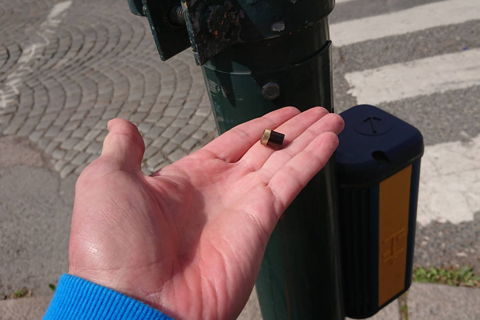 Denne bittelille cachen klamrer seg fast på en hemmelig plass på et trafikklys. Foto: Adam Tumidajewicz microcache oslo norge geocaching guide utemagasinet