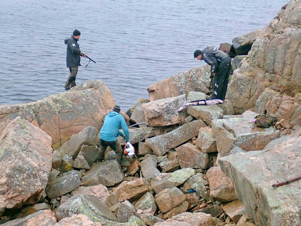 Fønvind: Løvblåser er effektivt for å presse ut minken. Når fønvinden feier inn mellom steinene, mister minken oversikt over hvor folk og hunder står plassert. Minijakt-og-viltpleie-4