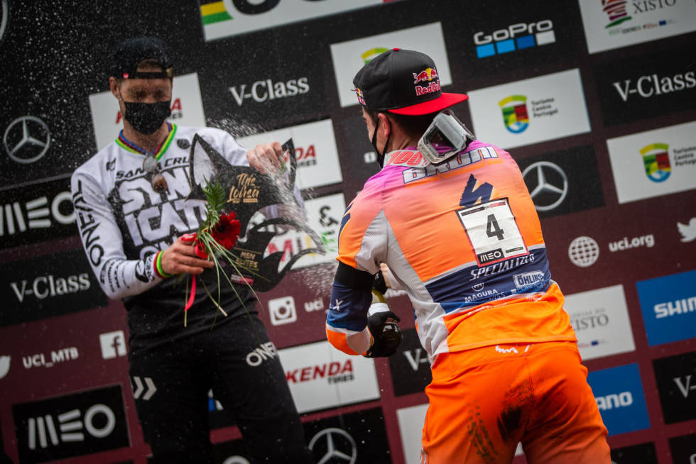 GJENSIDIG RESPEKT: Det siste tiårets beste utforsyklist kom til kort mot årtusenets beste utforsyklist på fredag. Foto: Uci Greg Minnaar og Loic Bruni