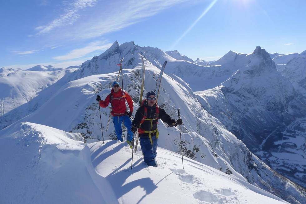 Alternativ opptur fra Vengedalen over Halsaskaret. Eggen er smal og tidvis krevende. På gode dager kan dette være et godt alternativ for erfarne fjellfolk. Foto: Halvor Hagen Mjølvafjellet-Toppturer-i-Romsdalen-2