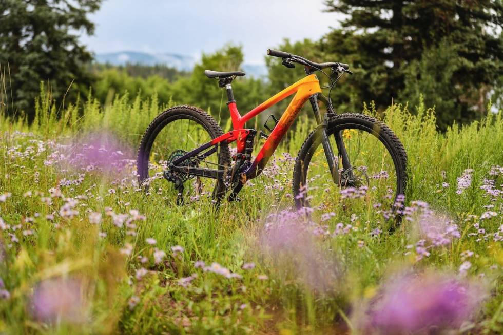 I TERRENGET: Trek Top Fuel blir nå definert som en kvikk stisykkel. Trek Top Fuel 2022