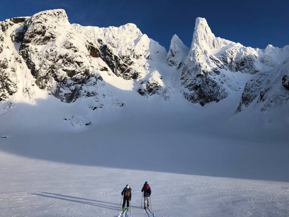 Anmarsjen til sydryggen og Møyene går over nedre bre og mot bratte snørenner. Dette området er kun for de dagene der snøen er stabil. Møysalen-3